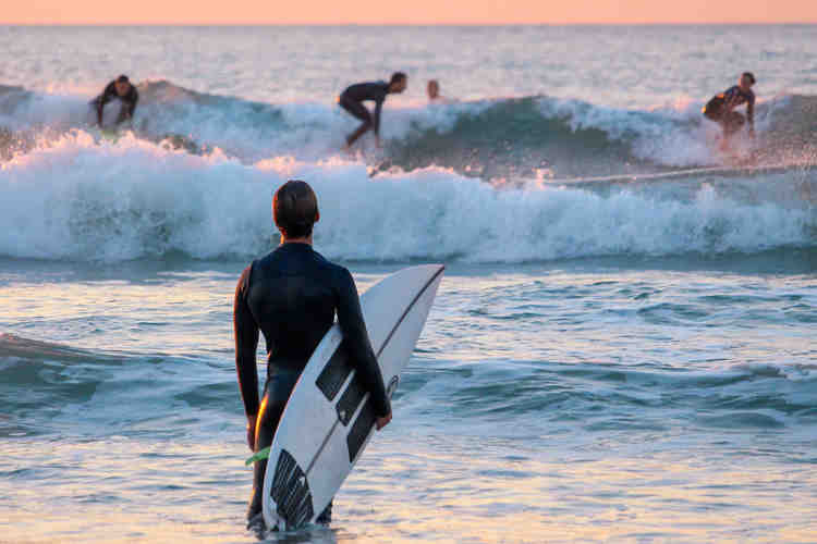 Pourquoi les surfeurs courent sur la plage ?